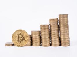 concetto di crescita finanziaria con la scala dei bitcoin dorati foto