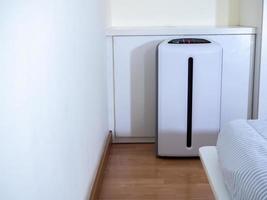 purificatore d'aria in camera da letto. filtro dell'aria che rimuove la polvere fine in casa foto