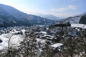 punto di vista al villaggio di gassho-zukuri, shirakawago, giappone foto