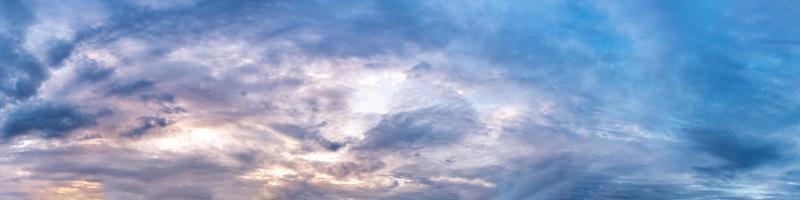 cielo panoramico drammatico con nuvola temporalesca in una giornata nuvolosa. foto