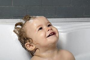 felice bambino nel bagno foto