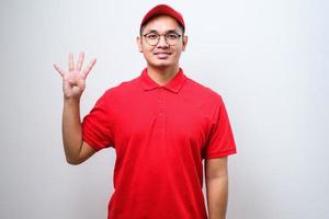 corriere asiatico che indossa l'uniforme di consegna e il cappuccio che mostra e punta verso l'alto con le dita numero dieci mentre sorride fiducioso foto