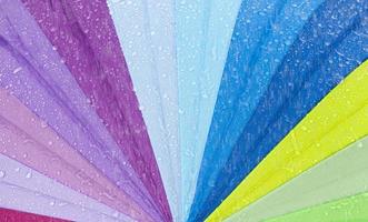 ombrello colorato di goccia d'acqua. foto