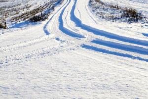 tracce delle ruote dell'auto da vicino foto