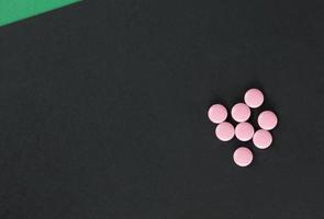 carta nera e pillole rosa foto