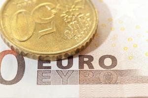 monete in euro sul fondo dei soldi delle banconote foto