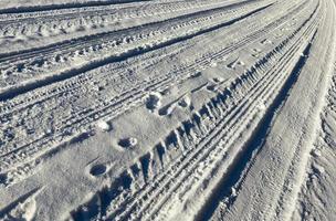 tracce dell'auto sulla strada foto