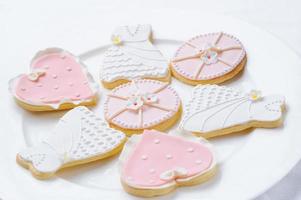 molti biscotti rosa su un piatto bianco foto