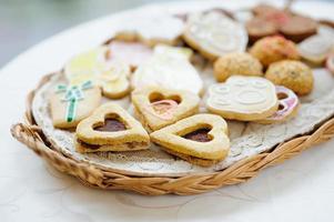 cestino di biscotti sul tavolo foto