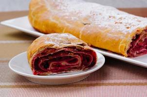 rotolo fatto in casa con marmellata foto