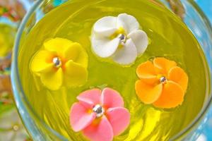 fiori di zucchero in un bicchiere con una gelatina gialla foto