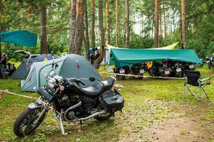 festival motociclistico estivo all'aperto, motociclette sullo sfondo della natura, campeggio in moto - 8 luglio 2015, russia, tver. foto