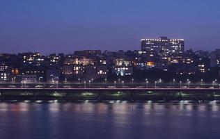 la vista notturna della grande città dal cielo è bellissima. foto