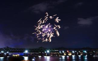 bellissimi fuochi d'artificio illuminavano il cielo foto