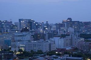 vista notturna di hyehwa-dong, seoul, corea foto