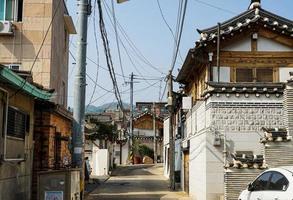 una casa tradizionale a seoul, in corea foto