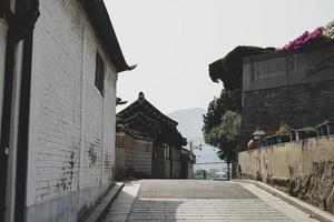 una casa tradizionale a seoul, in corea foto