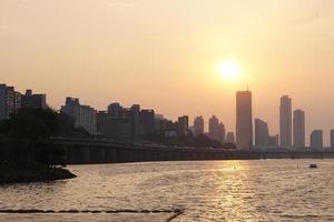 tramonto a yeouido, seoul, corea foto