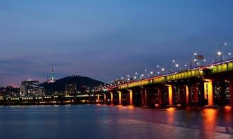 la vista notturna di seoul e del fiume han foto