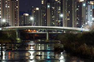 vista notturna di anyangcheon, gyeonggi-do, corea foto