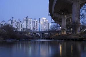 cheonggyecheon stream vista notturna, jongno-gu, seoul, corea foto