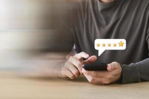 l'utente dà una valutazione all'esperienza del servizio sull'applicazione online, il concetto di sondaggio di feedback sulla soddisfazione delle recensioni dei clienti, il cliente può valutare la qualità del servizio che porta alla classifica della reputazione dell'azienda. foto