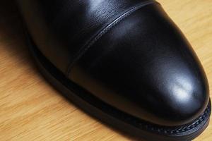 scarpa classica in pelle nera su una pista da ballo