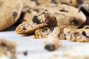 gocce e pezzetti di cioccolato nei tradizionali biscotti di frumento foto