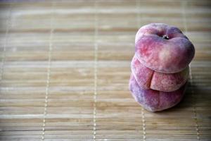 primo piano di pesche deliziose succose su una stuoia. foto