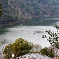 vista completa del lago naini durante la sera vicino alla strada del centro commerciale a nainital, uttarakhand, india, bellissima vista del lago nainital con montagne e cielo blu foto