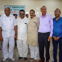 nuova delhi, india, 19 giugno 2022 - ram niwas goel in abito bianco oratore nell'assemblea legislativa di delhi a delhi vidhansabha durante il campo di donazione del sangue tenutosi al tempio di balaji, vivek vihar, delhi, india foto