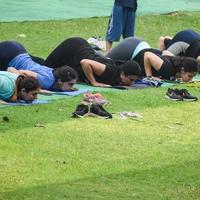 nuova delhi, india, 18 giugno 2022 - lezione di yoga di gruppo surya namaskar per persone di età diverse nel giardino di lodhi, giornata internazionale di yoga, grande gruppo di adulti che frequentano una lezione di yoga nel parco foto