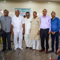 nuova delhi, india, 19 giugno 2022 - ram niwas goel in abito bianco oratore nell'assemblea legislativa di delhi a delhi vidhansabha durante il campo di donazione del sangue tenutosi al tempio di balaji, vivek vihar, delhi, india foto