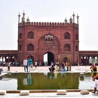 delhi, india - 15 aprile 2022 - turisti indiani non identificati che visitano jama masjid durante la stagione di ramzan, a delhi 6, india. jama masjid è la moschea più grande e forse la più magnifica dell'India foto