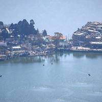 vista completa del lago naini durante la sera vicino alla strada del centro commerciale a nainital, uttarakhand, india, bellissima vista del lago nainital con montagne e cielo blu foto