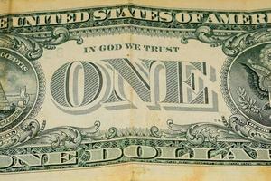 primo piano di un dollaro isolato su sfondo bianco, primo piano di un dollaro americano, ritratto del defunto presidente degli Stati Uniti del compianto George Washington foto