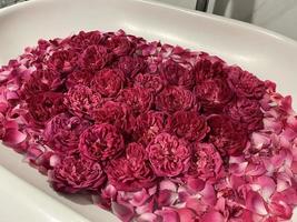decorazione rosa per stanze dal concetto romantico. il seducente profumo delle rose. le rose sono ben disposte e decorate per formare un cuore. le camere d'albergo sono preparate per le coppie che vanno in luna di miele. foto