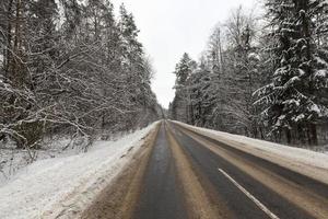 stretta strada invernale foto