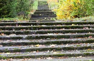 vecchia scala nella stagione autunnale foto