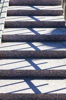 scale di cemento sulla strada foto