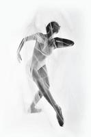 un'affascinante ballerina in body posa elementi di balletto in un copricapo in uno studio fotografico foto