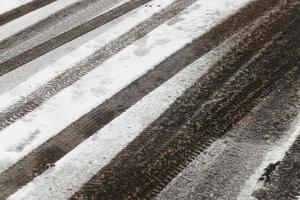 tracce dell'auto sulla neve foto