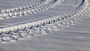 strada sotto la neve foto