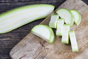 tagliate a pezzi le deliziose zucchine mature, foto