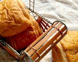 pezzi di tortino fresco posti accanto a un mattarello di legno per stendere i pasticcini foto