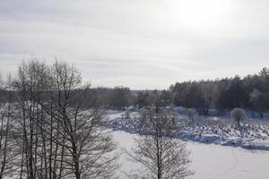 fiume coperto di ghiaccio e neve foto