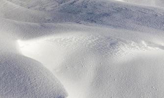 profondi cumuli di neve da vicino foto