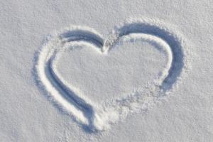 un simbolo del cuore disegnato sulla neve foto