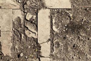 una strada fatta di tegole crollate foto