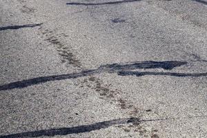 parte di strada asfaltata danneggiata foto